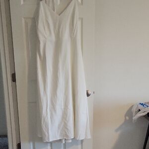 Elegant White Sleeveless Dress With Open Back